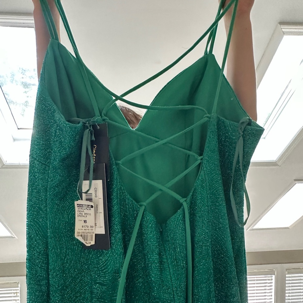 Green PROM DRESS ๐๐คฉ - Picture 4 of 7